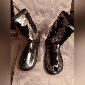 Boots Two Tone Sequins, Fur Lined,  Black/Silver, NWT, Size Large 9-10.
